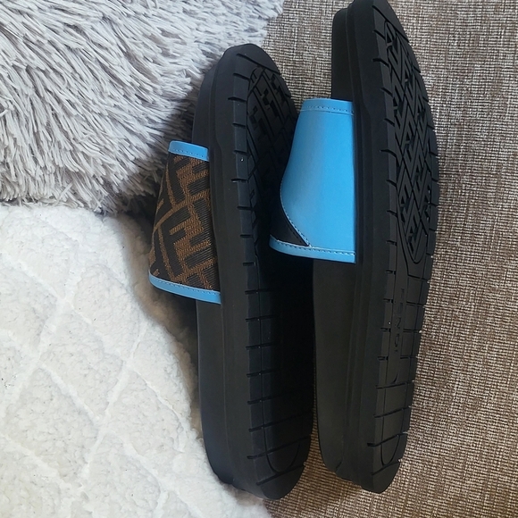 Fendi Diagonal Slides
BrownFF jacquard leather slides - Picture 4 of 10